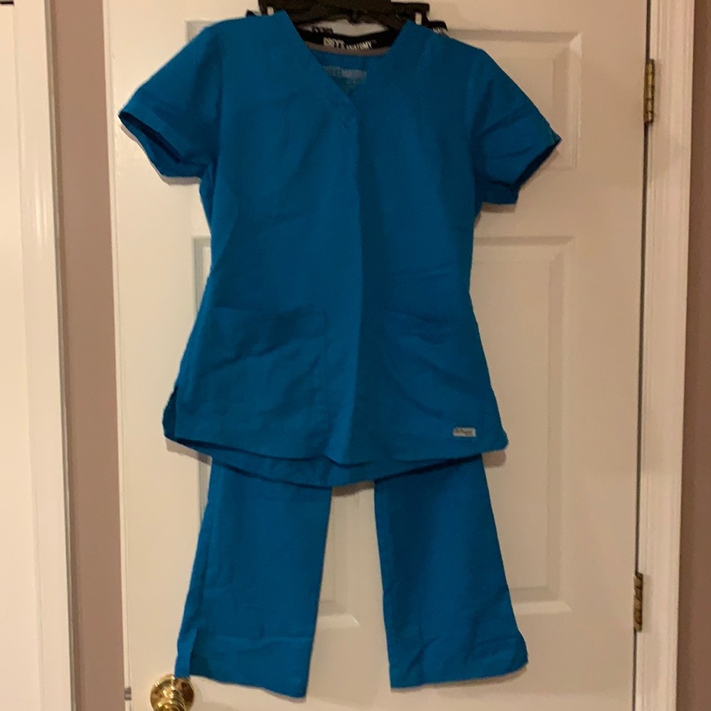 Grey’s Anatomy Nursing Scrubs shirt and pants